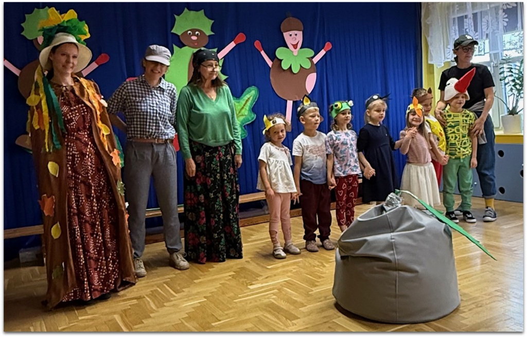 Powitanie jesieni: inscenizacja wiersza J. Tuwima „Rzepka” w przedszkolu