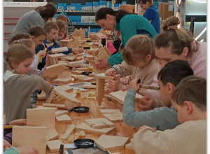 Wycieczka Sówek do Castoramy na warsztaty stolarskie